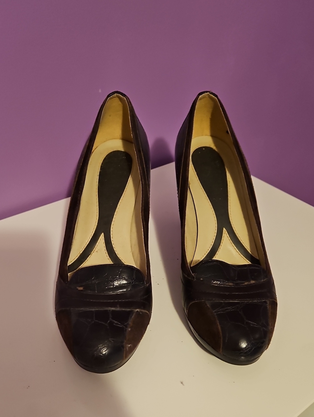 Women's Black Croc-Texture Round-Toe Pumps